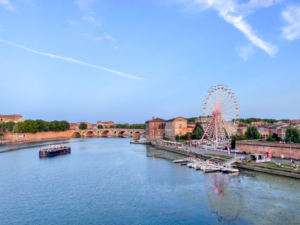 Vista di Tolosa con il fiume Garonna e la ruota panoramica