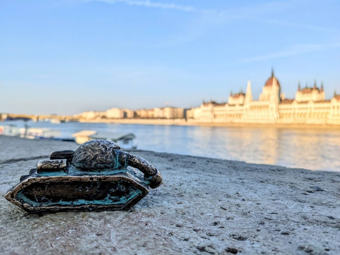 Mini statua Carro Armato Triste di Mihály Kolodko con vista sul Parlamento di Budapest