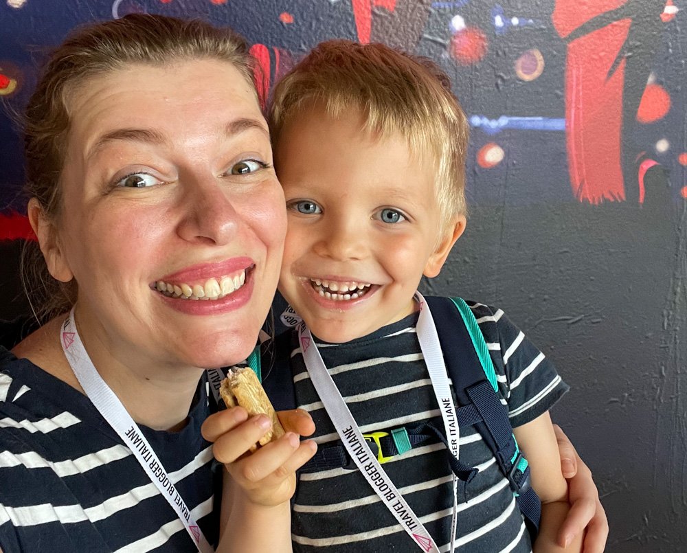 Paola Bertoni del travel blog Pasta Pizza Scones al Salone del Libro di Torino con suo figlio