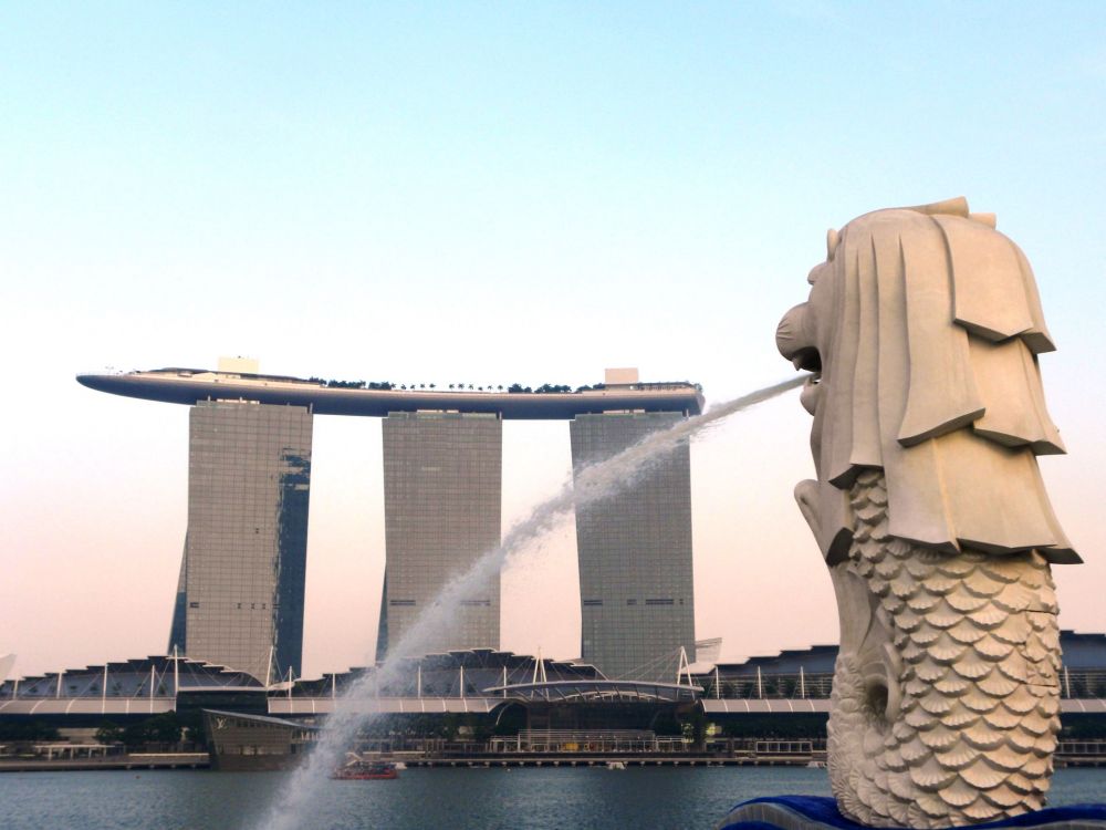 Vista di Singapore con il Merlion su Marina Bay Vista di Singapore con il Merlion su Marina Bay