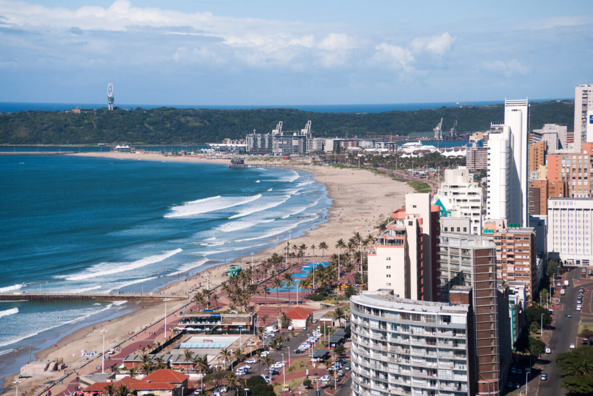 Litorale con edifici e spiaggia a Durban, in Sudafrica