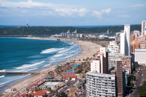 Litorale con edifici e spiaggia a Durban, in Sudafrica