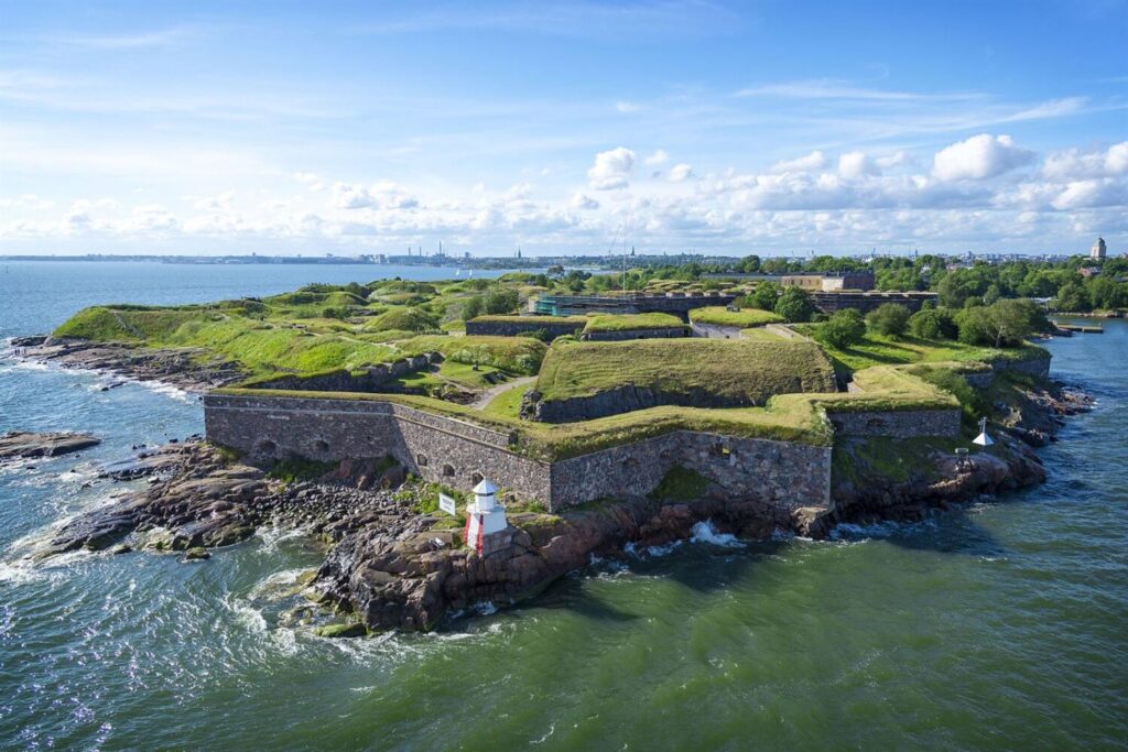 Suomenlinna, la storica fortezza sul mare vicino a Helsinki, ideale per una gita tra natura e storia