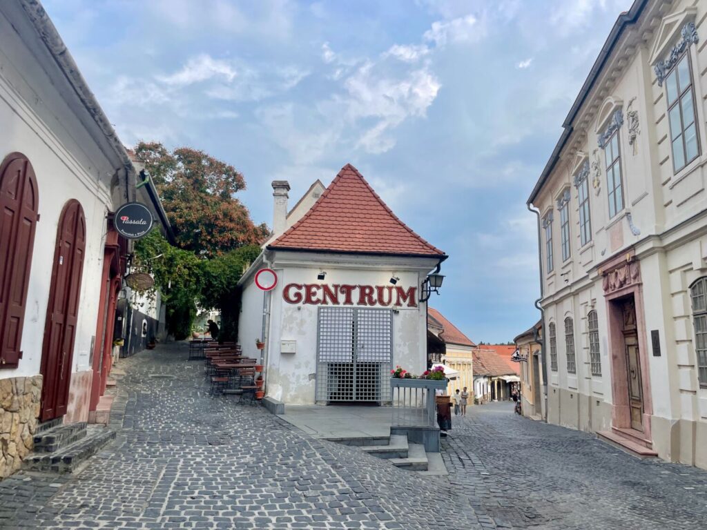 Strade lastricate nel centro storico di Szentendre, Ungheria
