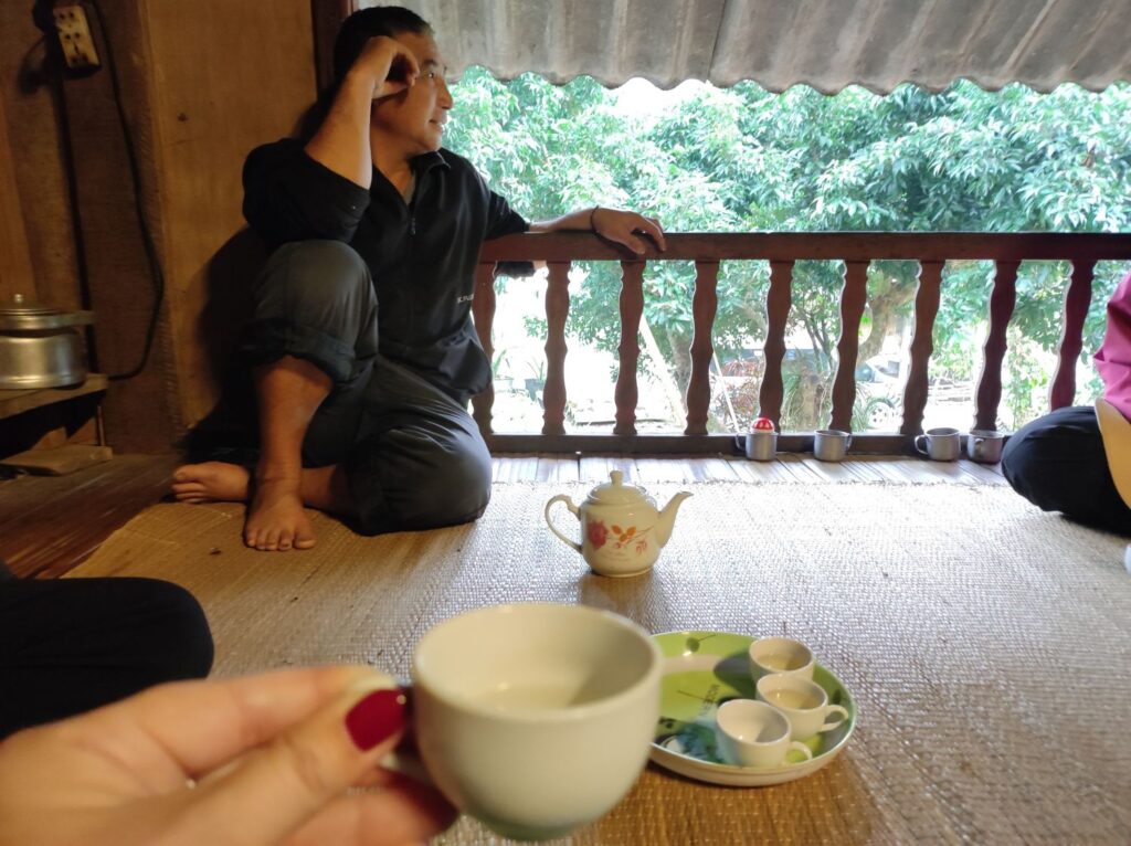Un momento di ospitalità presso una casa di etnia Tay, Vietnam del nord