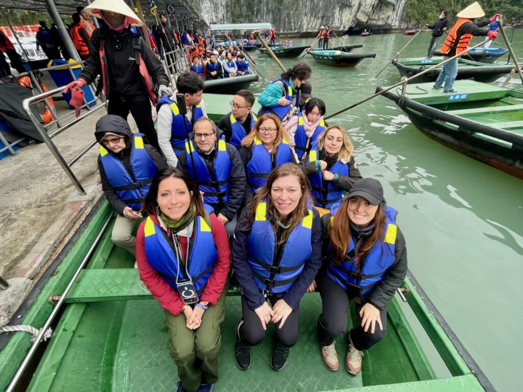Il gruppo delle Travel Blogger Italiane in barca alla Baia di Ha Long