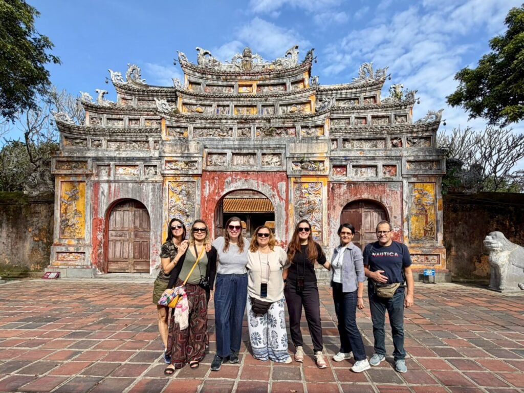 Travel Blogger Italiane nella Città Imperiale di Hue. Da sinistra: Annalisa Spinosa, Marina Lo Blundo, Paola Bertoni, Cristina Lamandini, Veronica Meriggi, Marina Fiorenti, Marcello Nanetti (marito di Cristina)