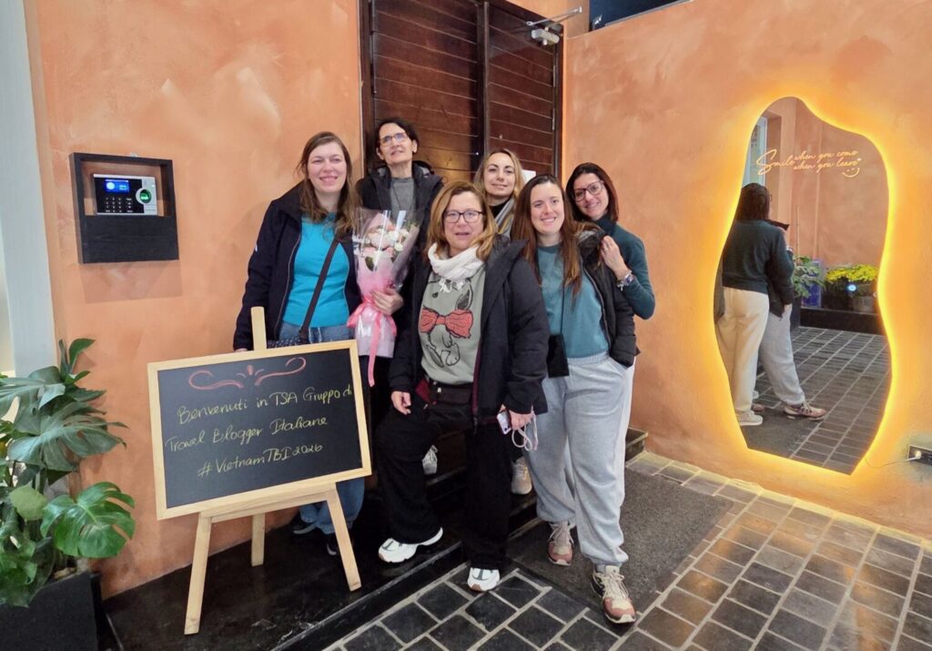 Travel Blogger Italiane nella sede di Travel Sense Asia a Hanoi. Da sinistra: Paola, Marina F., Cristina, Marina L., Veronica, Annalisa