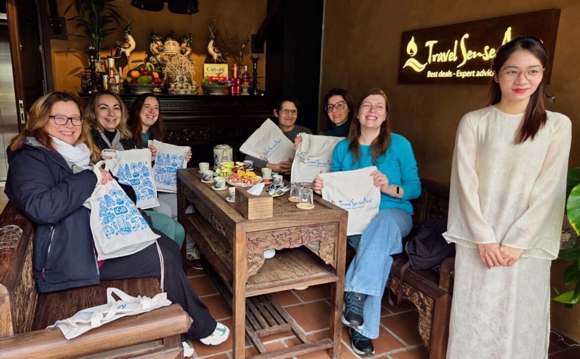 L'incontro delle Travel Blogger Italiane con Liliana nella sede di Travel Sense Asia a Hanoi. Da sinistra: Cristina, Marina L., Veronica, Marina F., Annalisa, Paola, Liliana