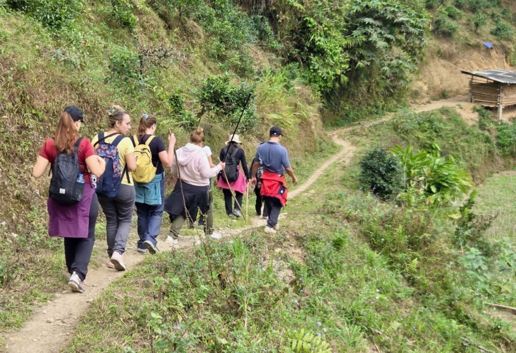 Travel Blogger Italiane durante il trekking nelle montagne di Hoang Su Phi, Vietnam