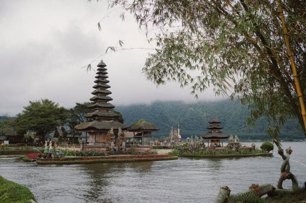 Tempio di Ulun Danu Beratan a Bali, foto Lucas Tran