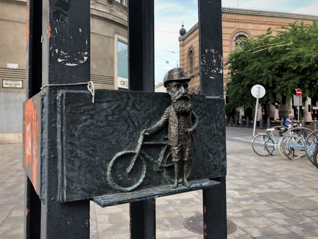 Mini statua di Theodor Herzl con la sua bicicletta a Budapest