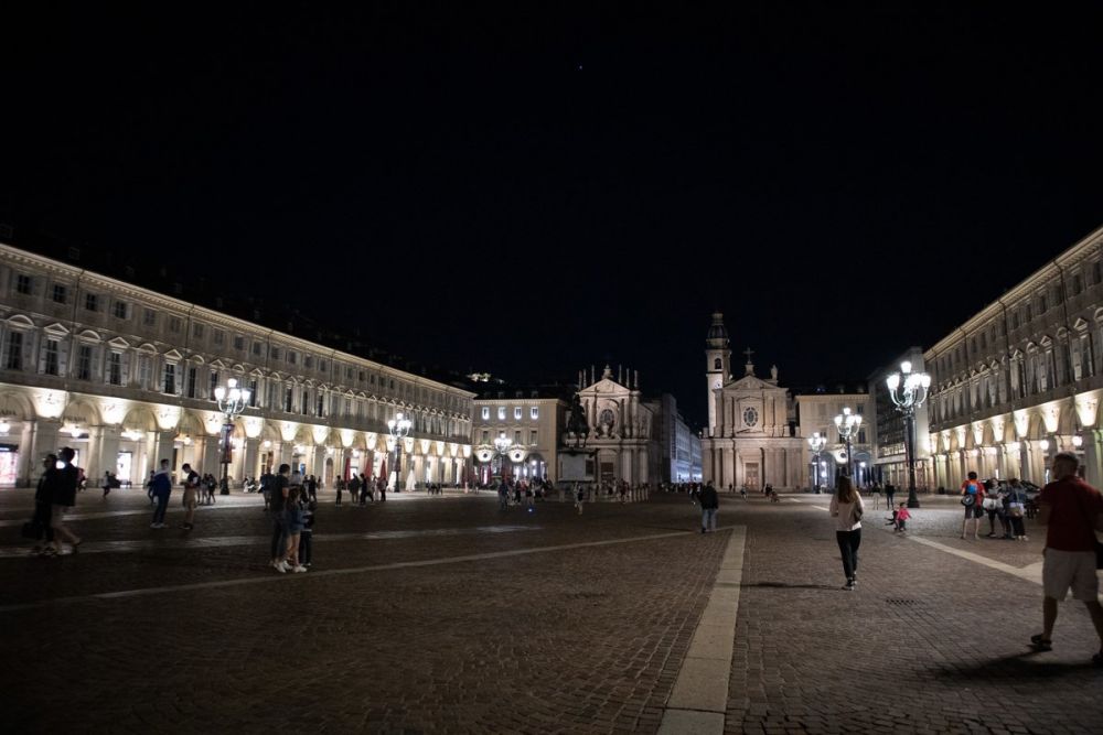 Piazza San Carlo a Torino di notte durante il mini blogtour #cartolinedatorino delle Travel Blogger Italiane