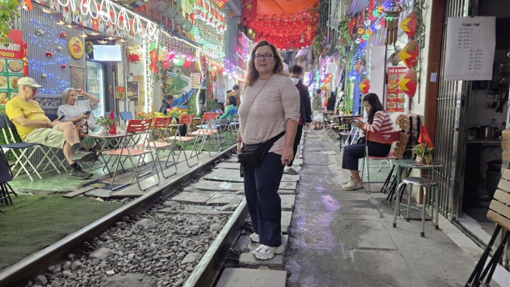 Cristina alla celebre Train Street di Hanoi, Vietnam