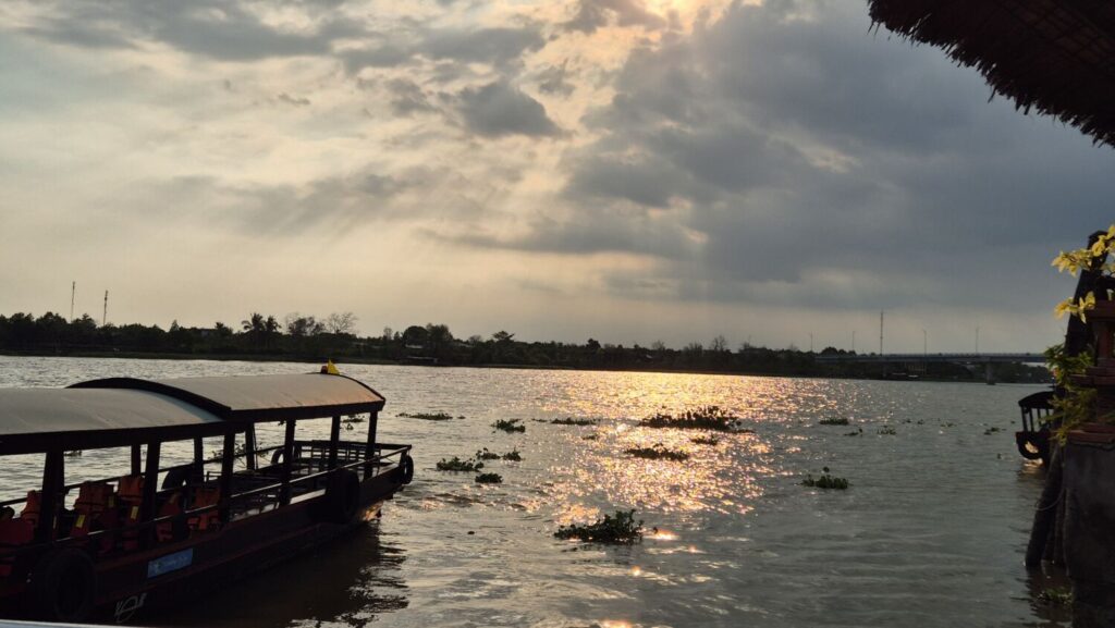 Tramonto sul Delta del Mekong durante una crociera fluviale