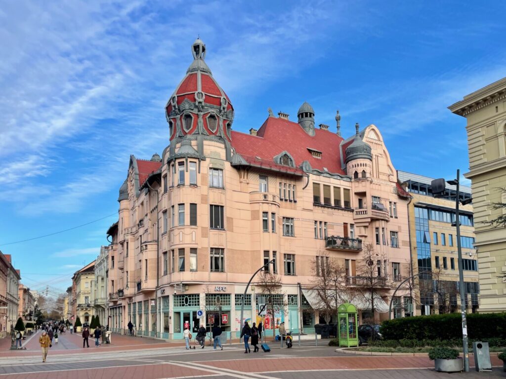 La facciata rosa della Unger-Mayer House, elegante esempio di Art Nouveau a Szeged, Ungheria