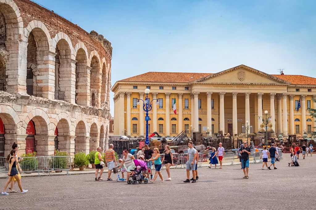 Centro di Verona con vista sull'arena (a sinistra)