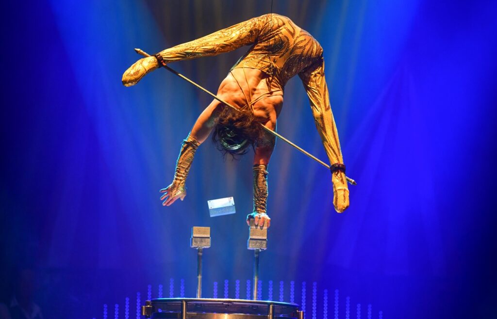 Esibizione di Silke Pan, equilibrista e verticalista paraplegica, nello spettacolo Gravity The Show! Equilibrium