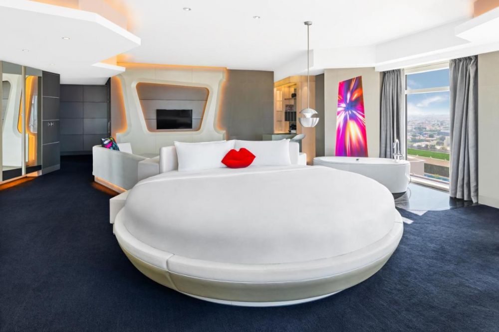 Suite con letto rotondo al V Hotel Curio Collection by Hilton di Dubai