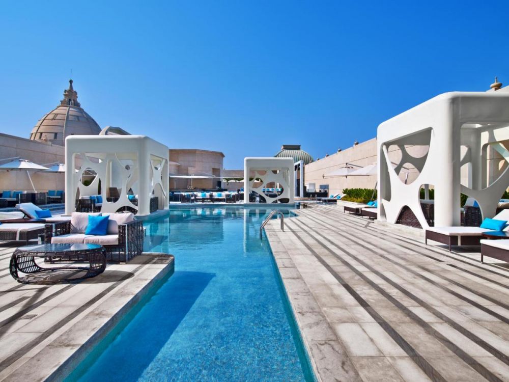Piscina del V Hotel Curio Collection by Hilton a Dubai