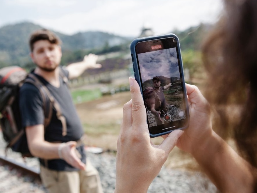 viaggiatori intenti a fare video in vacanza