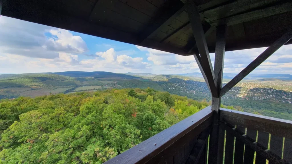 Vista dalla torre panoramica Kaán Károly sulle colline di Buda