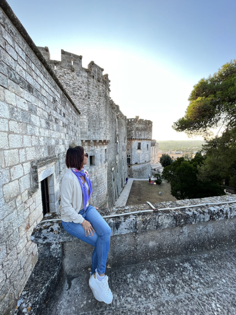 Annalisa Spinosa sulle mura di Carovigno